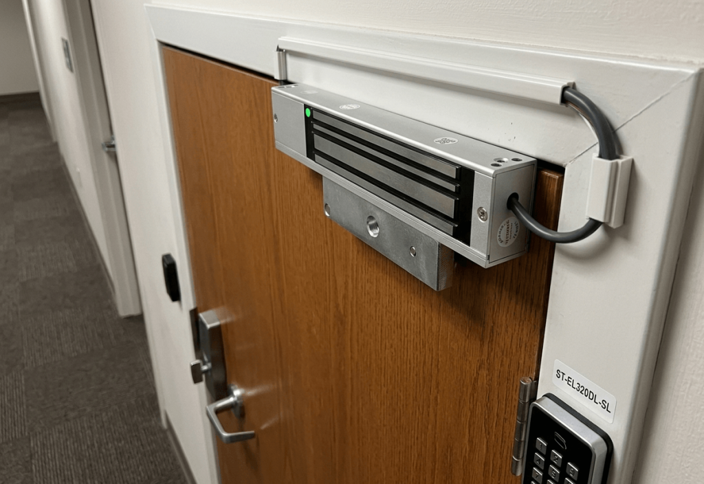 Установка электромагнитных замков